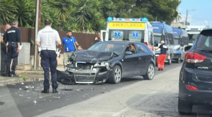 Tamponamento al semaforo, due feriti in ospedale