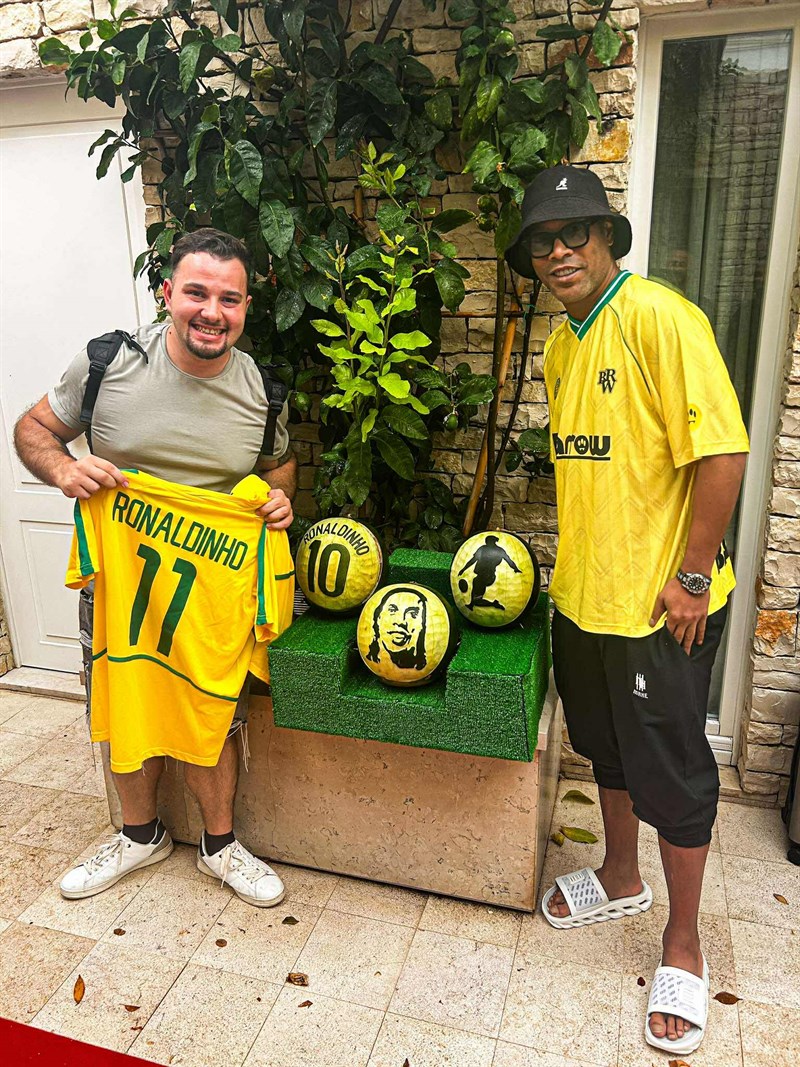 L’artista maruggese incontra il suo idolo Ronaldinho