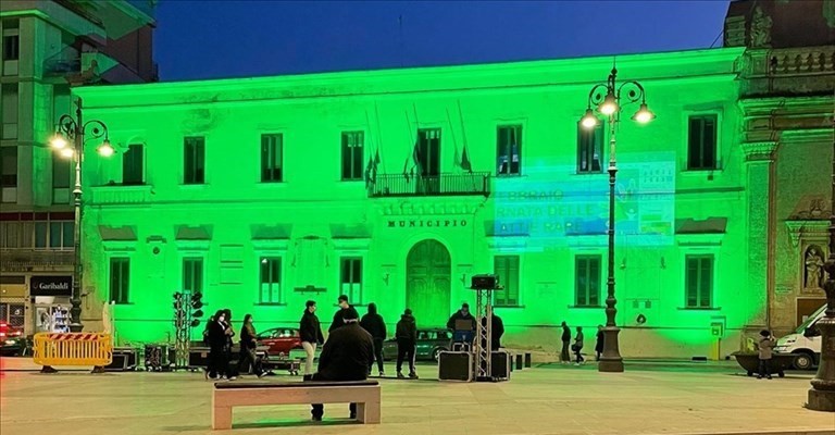 Il vecchio municipio colorato di verde