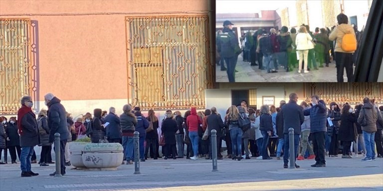 Assembramenti davanti alla sede vaccinale di Manduria Assembramenti davanti alla sede vaccinale di Manduria