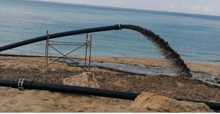 Fanghi sversati in battigia a Campomarino Fanghi sversati in battigia a Campomarino
