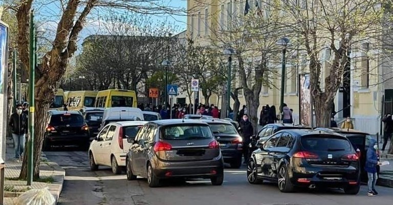 Assembramenti sul viale Mancini Assembramenti sul viale Mancini