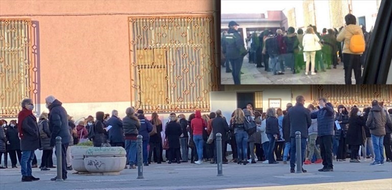 Assembramenti davanti alla sede vaccinale di Manduria Assembramenti davanti alla sede vaccinale di Manduria