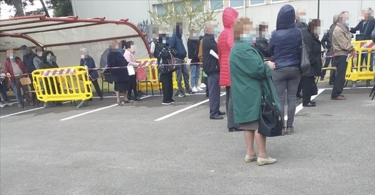 Fila per il vaccino Fila per il vaccino
