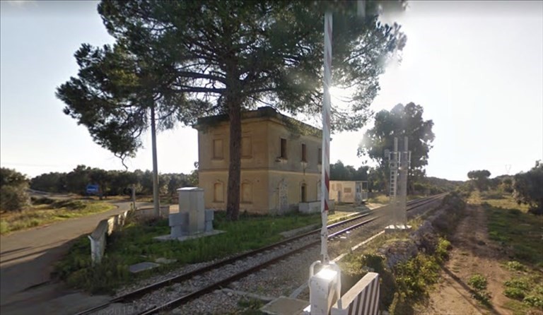 La vecchia stazione ferroviaria di Avetrana La vecchia stazione ferroviaria di Avetrana