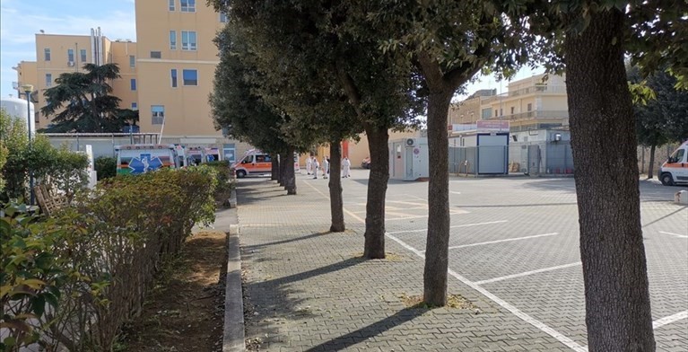 Ambulanze in attesa al Giannuzzi Ambulanze in attesa al Giannuzzi