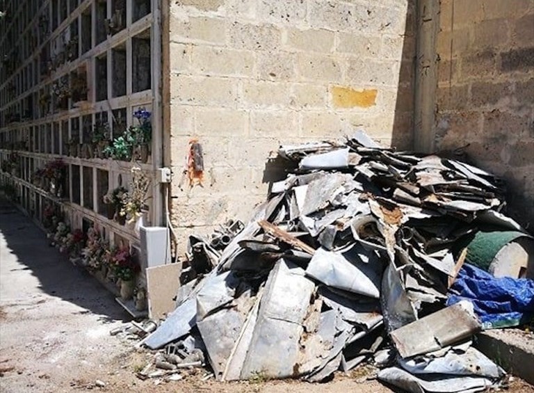 Il cimitero di Manduria, rifiuti Il cimitero di Manduria, rifiuti