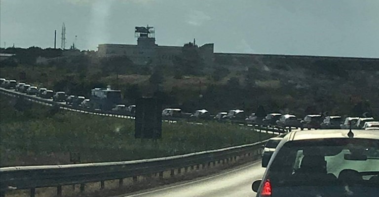 Lunga fila per il vaccino Lunga fila per il vaccino