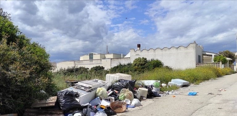 Rifiuti abbandonati Rifiuti abbandonati