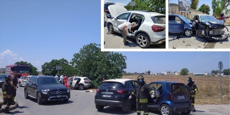 Lo scontro tra tre auto Lo scontro tra tre auto