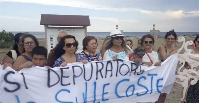 Romina Power a Torre Colimena per difendere il mare dallo scarico del depuratore (Foto d