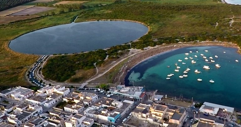 Il bacino con il porto di Torre Colimena