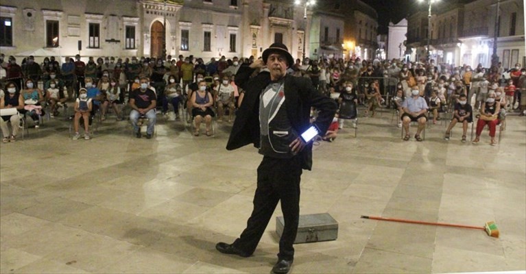 Lo spettacolo in piazza Lo spettacolo in piazza