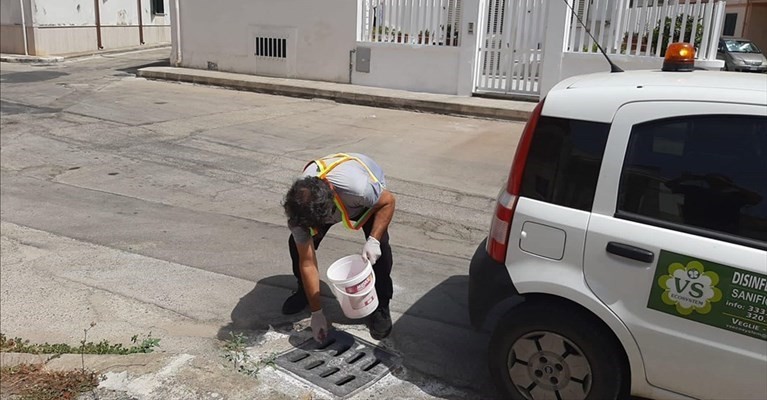 La derattizzazione, foto dal profilo del sindaco Pecoraro La derattizzazione, foto dal profilo del sindaco Pecoraro
