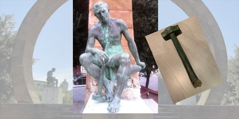 La statua del lavoratore con il martello depredato La statua del lavoratore con il martello depredato