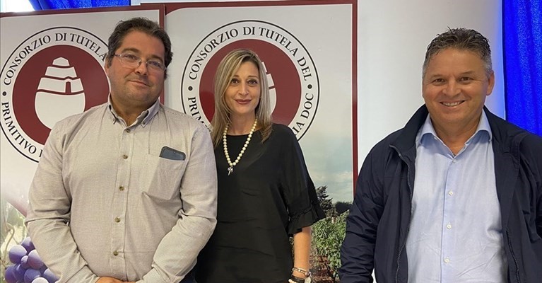 A destra il presidente Delle Grottaglie con i vicepresidenti Roberto Erario e Novella Pastorelli A destra il presidente Delle Grottaglie con i vicepresidenti Roberto Erario e Novella Pastorelli