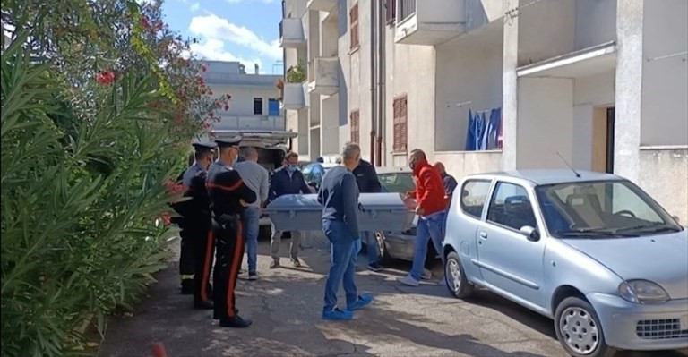 Il feretro lascia la casa di via Manfredi Il feretro lascia la casa di via Manfredi