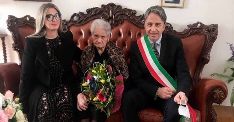 La centenaria con l La centenaria con l