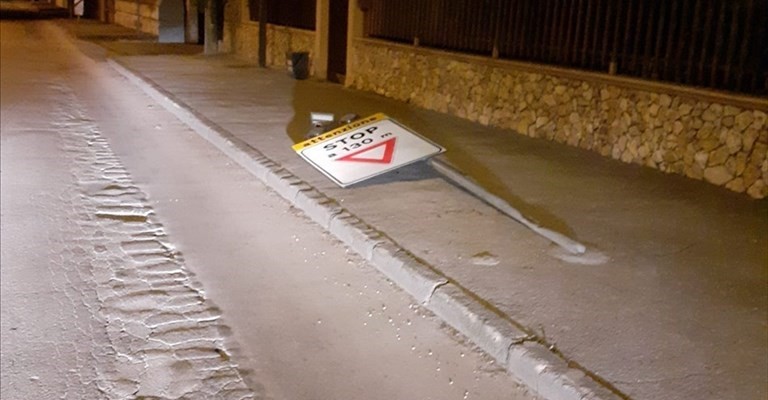 Il segnale luminoso abbattuto Il segnale luminoso abbattuto