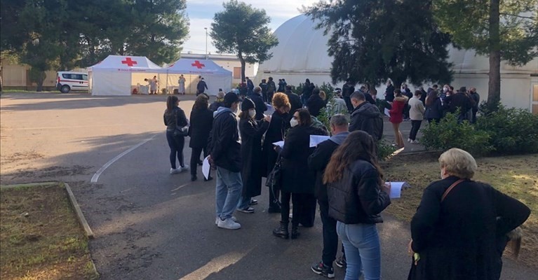 Maruggesi in fila pe ril tampone gratuito Maruggesi in fila pe ril tampone gratuito