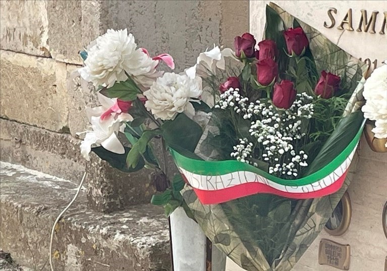 Le rose sulla tomba di Elisa Springer Le rose sulla tomba di Elisa Springer