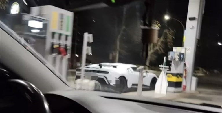 La Bugatti bianca al distributore di benzina La Bugatti bianca al distributore di benzina
