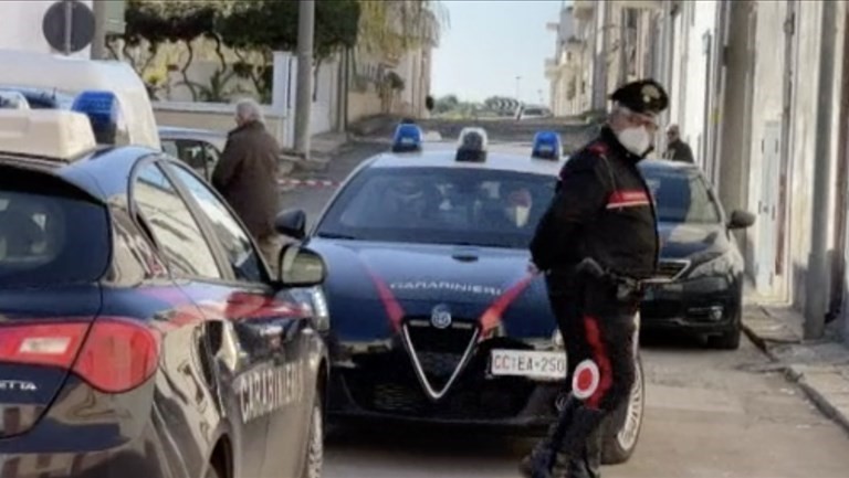 I carabinieri davanti casa del pensionato ucciso a Maruggio I carabinieri davanti casa del pensionato ucciso a Maruggio