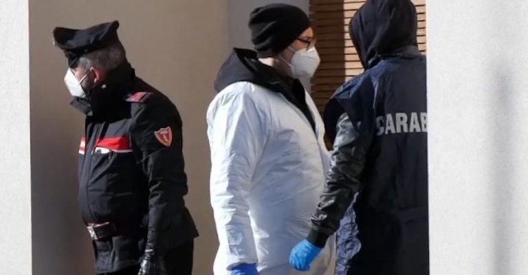 I carabinieri davanti la casa di Taurino I carabinieri davanti la casa di Taurino