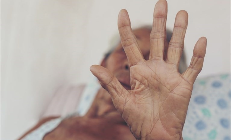 Violenza anziano solo