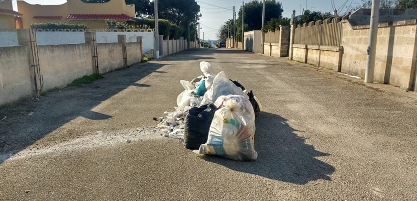 I rifiuti abbandonati in mezzo alla strada I rifiuti abbandonati in mezzo alla strada