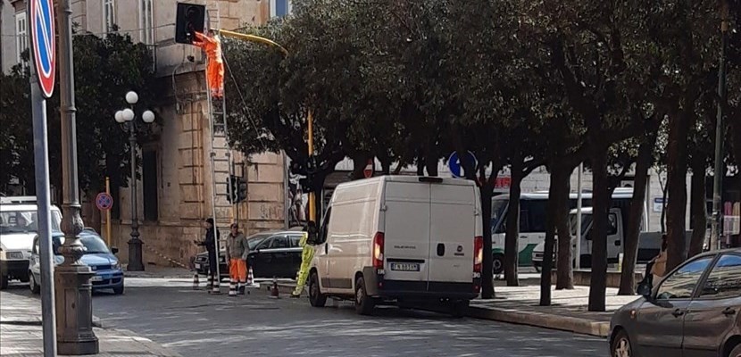 Funamboli e trapezisti al semaforo Funamboli e trapezisti al semaforo