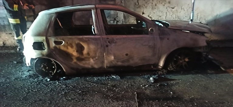 La Fiat Punto bruciata La Fiat Punto bruciata