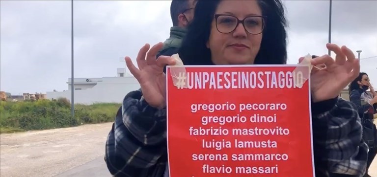 Proteste davanti al municipio Proteste davanti al municipio