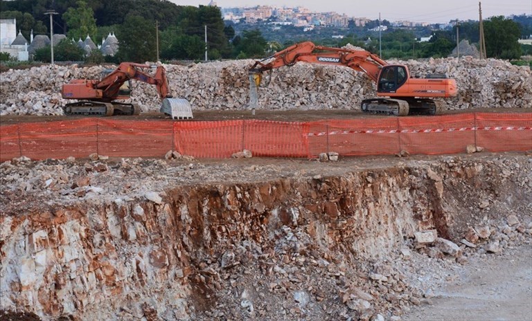 Lavorazione delle trincee drenanti (cantiere di Martina Franca) Lavorazione delle trincee drenanti (cantiere di Martina Franca)