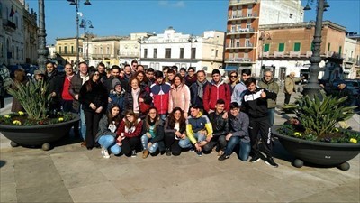 Gli studenti dell'Agrario abbelliscono Piazza Garibaldi con i fiori prodotti nelle proprie serre