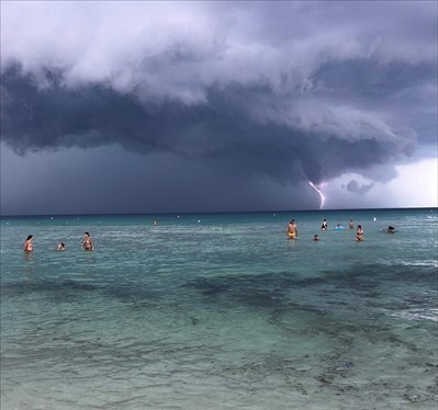 Montedarena, marina di Pulsano, 16 agosto 2018 - Scatto di Manila postato su Facebook Montedarena, marina di Pulsano, 16 agosto 2018 - Scatto di Manila postato su Facebook