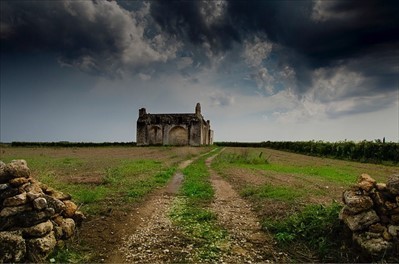 Chiesa di Santa Maria di Bagnolo, campagne di Uggiano Montefusco, Manduria, agosto 2018 - Scatto di Debora Lombardi Chiesa di Santa Maria di Bagnolo, campagne di Uggiano Montefusco, Manduria, agosto 2018 - Scatto di Debora Lombardi