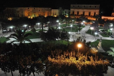 Giardini pubblici Manduria, notturno, aprile 2019 - Scatto di Piero Arnò