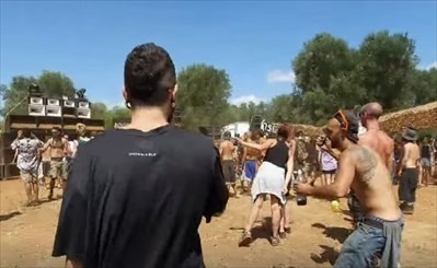 Io mamma tifo per i ragazzi dei rave (chi si scandalizza ha dimenticato Melpignano) Io mamma tifo per i ragazzi dei rave (chi si scandalizza ha dimenticato Melpignano)