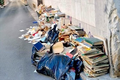 Manduria, vecchia libreria al macero, una storia triste - Un lettore