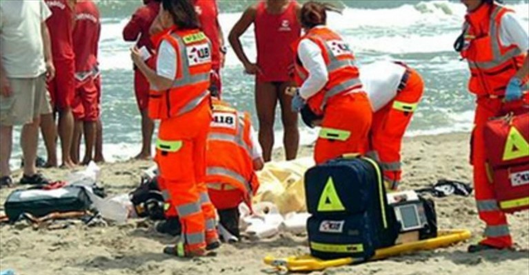 Tragedia a Punta Prosciutto, bagnante di 53 anni si accascia in mare e muore 