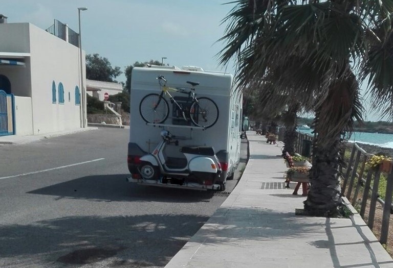 Sfuggito per un soffio il camperista imbrattatore che riceverà una multa di 170 euro