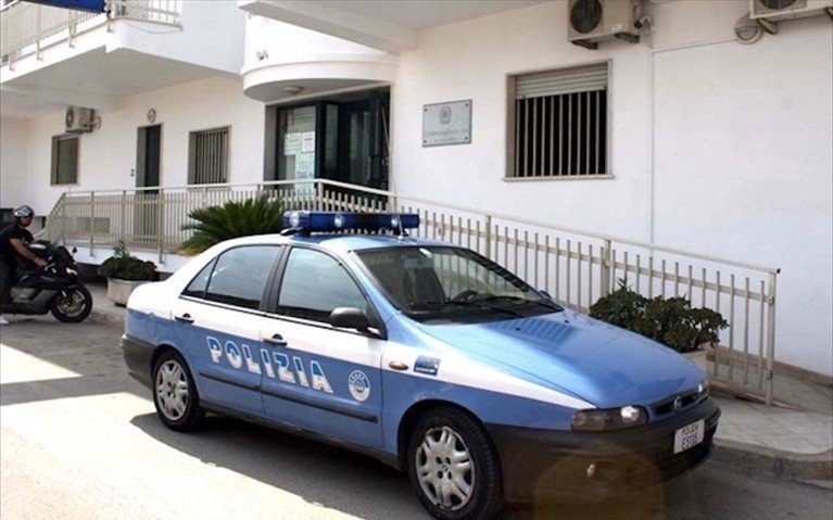 Schiaffi, umiliazioni, poi spunta un coltello contro la moglie