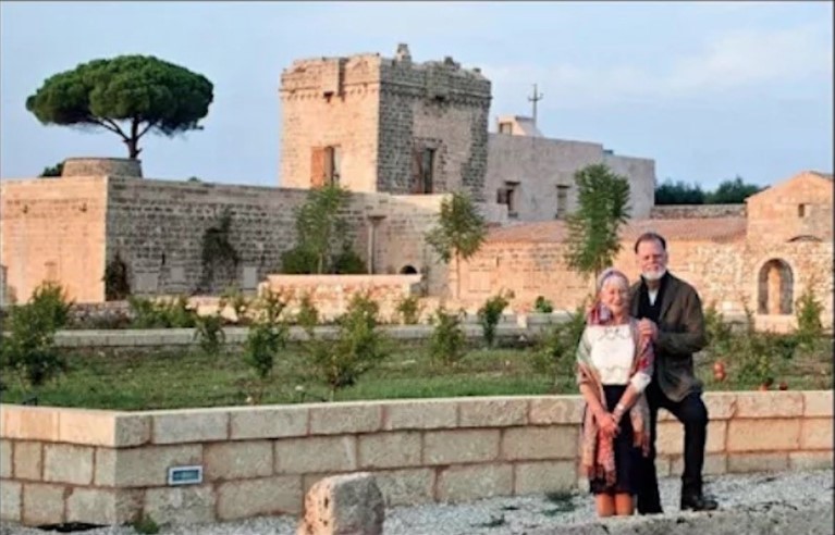 Helen Mirren con il marito Taylor Hackford davanti alla loro masseria Helen Mirren con il marito Taylor Hackford davanti alla loro masseria