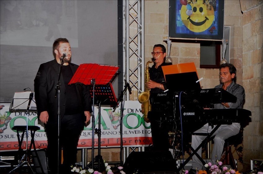 Simone Ciccarese canta accompagnato da Raffaele Vaccaro al sax e Claudio Rollo alle tastiere