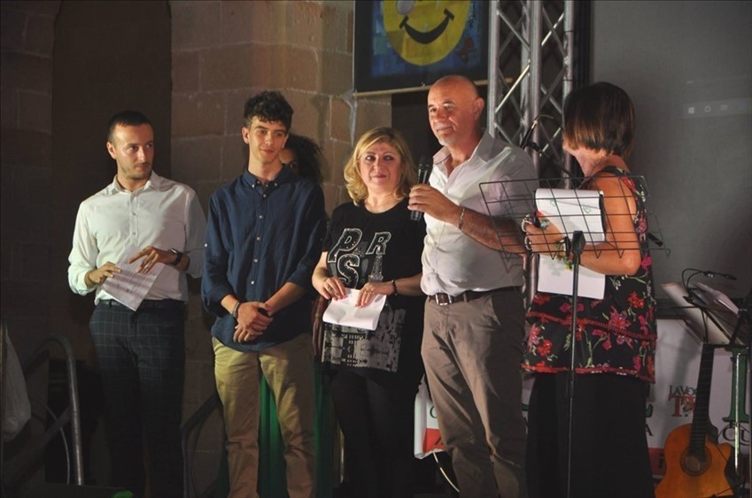 Nazareno Dinoi con Vanna Pizzaleo, moglie di Roberto Erario, annunciano e motivazioni dell'assegnazione a Katja Zaccheo del premio 2018