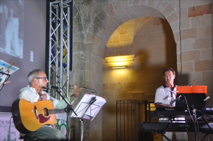 Gianni Vico canta accompagnato da Mimmo Massafra