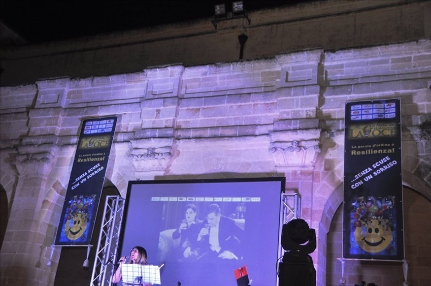 Le immagini del film Luci della citt� trasmesso per tutta la durata della festa