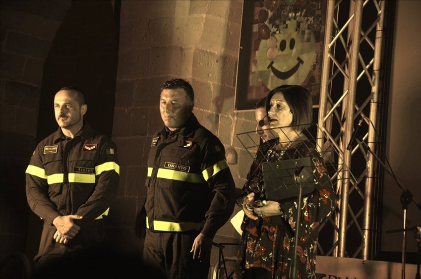 I vigili del fuoco sul palco ad apertura di festa per ricordare il lutto di Genova e lo straordinario lavoro del corpo dei pompieri