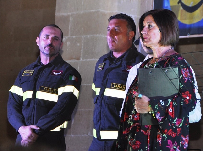Il minuto di silenzio per i morti di Genova con i due rappresentanti del corpo dei vigili del fuoco